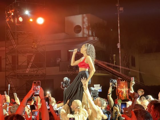 Notte della Taranta con i nuovi volti del pop, da Madame a Stromae, fino a Pericolo. Elodie energia pura. Samuele Bersani canta in dialetto: “Cazziato per la zeta” - Corriere Salentino