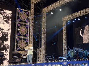 Notte della Taranta con i nuovi volti del pop, da Madame a Stromae, fino a Pericolo. Elodie energia pura. Samuele Bersani canta in dialetto: “Cazziato per la zeta” - Corriere Salentino