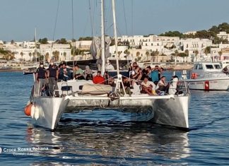 Avvistati in mare a bordo di un catamarano: 59 migranti sbarcano all’alba in Salento