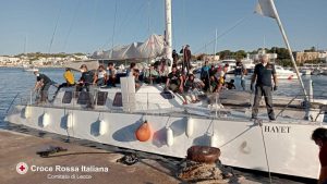 Avvistati in mare a bordo di un catamarano: 59 migranti sbarcano all'alba in Salento - Corriere Salentino