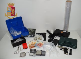 Tradito dal nervosismo durante il controllo, in casa aveva droga e pistole: scatta l’arresto