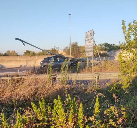 Auto contro il guardrail allo svincolo della tangenziale: feriti in ospedale - Corriere Salentino