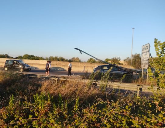 Auto contro il guardrail allo svincolo della tangenziale: feriti in ospedale - Corriere Salentino
