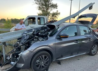 Auto contro il guardrail allo svincolo della tangenziale: feriti in ospedale