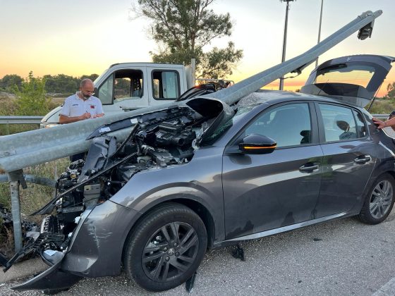 Auto contro il guardrail allo svincolo della tangenziale: feriti in ospedale - Corriere Salentino