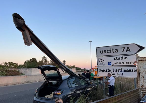 Auto contro il guardrail allo svincolo della tangenziale: feriti in ospedale - Corriere Salentino
