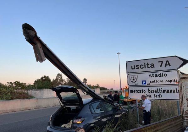 Auto contro il guardrail allo svincolo della tangenziale: feriti in ospedale - Corriere Salentino