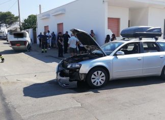Schianto all’incrocio e un’auto si ribalta: feriti lievi