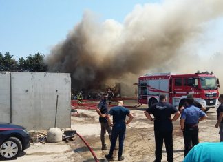 Vasto incendio in periferia: fiamme in una ditta di rifiuti. Uliveti e macchia a fuoco a San Cataldo