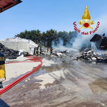 Vasto incendio in periferia: fiamme in una ditta di rifiuti. Uliveti e macchia a fuoco a San Cataldo - Corriere Salentino