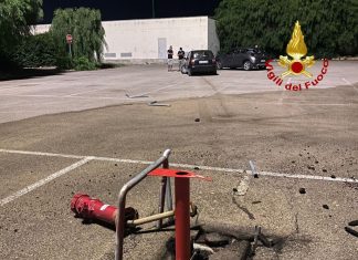 L’auto si scontra con un idrante: sospese le proiezioni nel cinema