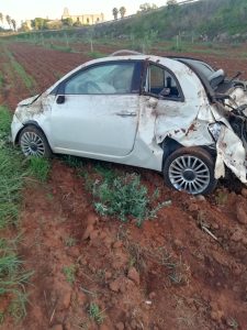 L'auto sfonda il guardrail e termina nelle campagne: tre feriti, uno è in prognosi riservata - Corriere Salentino