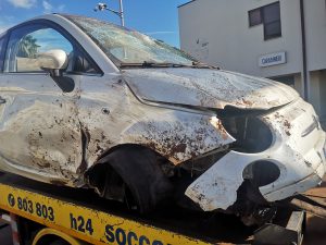 L'auto sfonda il guardrail e termina nelle campagne: tre feriti, uno è in prognosi riservata - Corriere Salentino