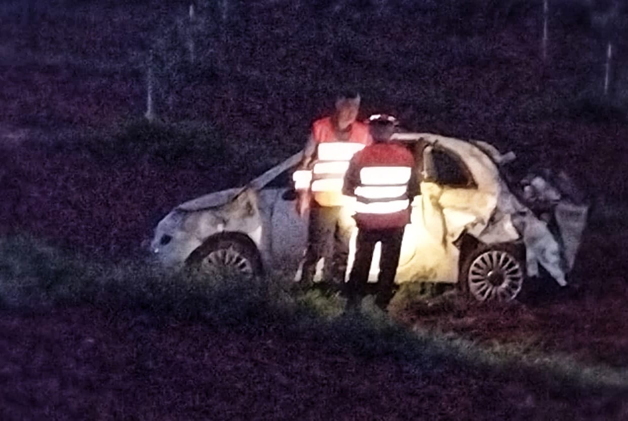 L'auto sfonda il guardrail e termina nelle campagne: tre feriti, uno è ...