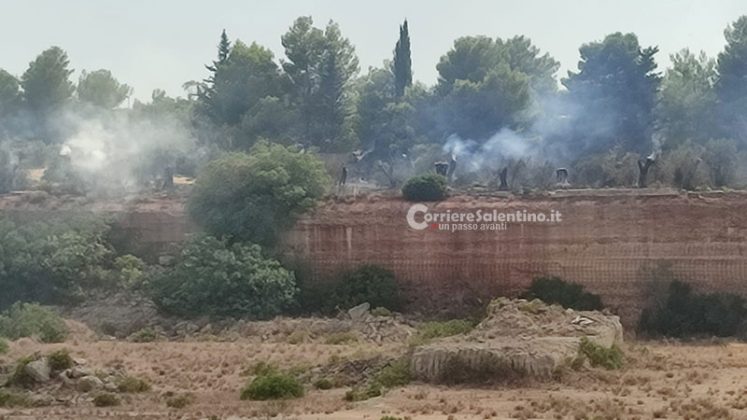 Fiamme in località Burgesi e scatta l'allarme: il rogo raggiunge la discarica, ma viene spento in tempo - Corriere Salentino