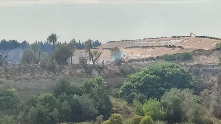 Fiamme in località Burgesi e scatta l'allarme: il rogo raggiunge la discarica, ma viene spento in tempo - Corriere Salentino