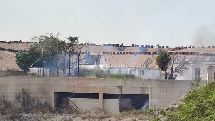 Fiamme in località Burgesi e scatta l'allarme: il rogo raggiunge la discarica, ma viene spento in tempo - Corriere Salentino