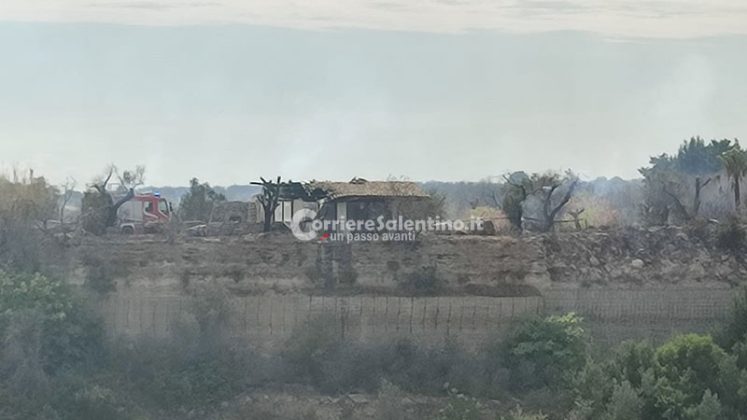 Fiamme in località Burgesi e scatta l'allarme: il rogo raggiunge la discarica, ma viene spento in tempo - Corriere Salentino