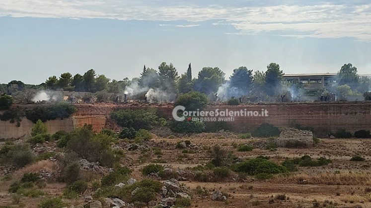 Fiamme in località Burgesi e scatta l'allarme: il rogo raggiunge la discarica, ma viene spento in tempo - Corriere Salentino