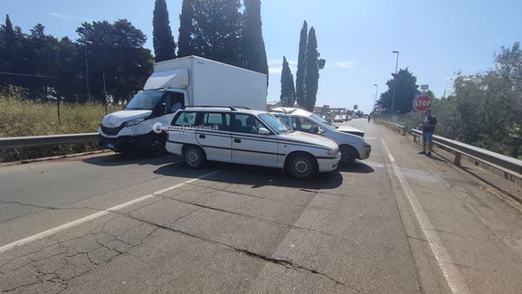 Schianto all'incrocio, tre mezzi coinvolti e tre feriti: corsa in ospedale anche per un bimbo di 9 anni - Corriere Salentino