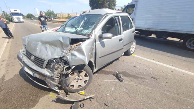 Schianto all'incrocio, tre mezzi coinvolti e tre feriti: corsa in ospedale anche per un bimbo di 9 anni - Corriere Salentino