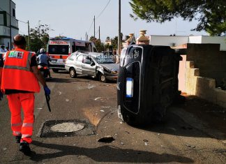 Perde il controllo dell’auto e si schianta con un’altra in sosta: corsa in ospedale per un uomo
