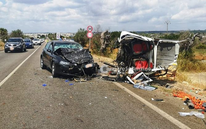 Schianto frontale sulla 274 tra auto e furgone, un ferito grave: corsa in ospedale con “codice rosso” - Corriere Salentino