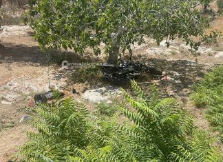 Si schianta in moto contro un’auto, poi termina fuori strada: muore centauro