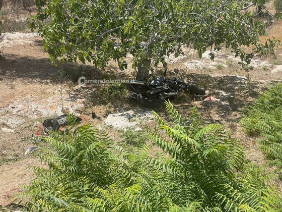 Si schianta in moto contro un'auto, poi termina fuori strada: muore centauro - Corriere Salentino