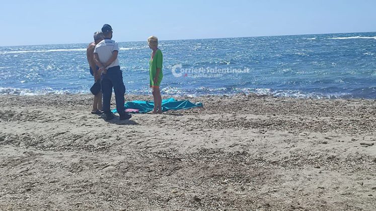 Tragedia in vacanza, malore fatale in mare: muore turista 74enne - Corriere Salentino