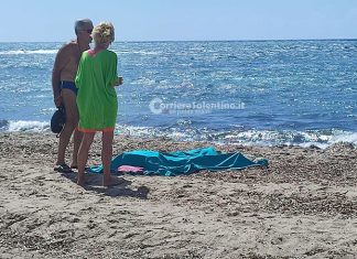 Tragedia in vacanza, malore fatale in mare: muore turista 74enne