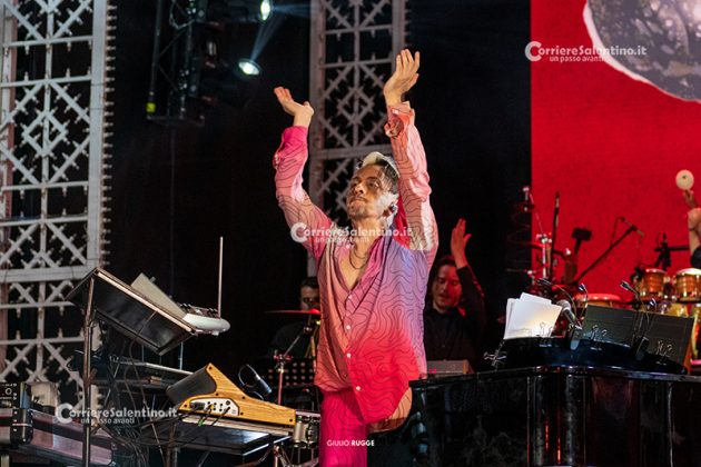 Notte della Taranta con i nuovi volti del pop, da Madame a Stromae, fino a Pericolo. Elodie energia pura. Samuele Bersani canta in dialetto: “Cazziato per la zeta” - Corriere Salentino