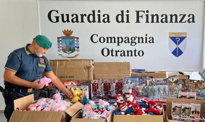 Sugli scaffali AirPods, peluches e giochi contraffatti: due denunce e maxi sequestro a Lecce - Corriere Salentino
