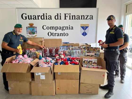 Sugli scaffali AirPods, peluches e giochi contraffatti: due denunce e maxi sequestro a Lecce - Corriere Salentino