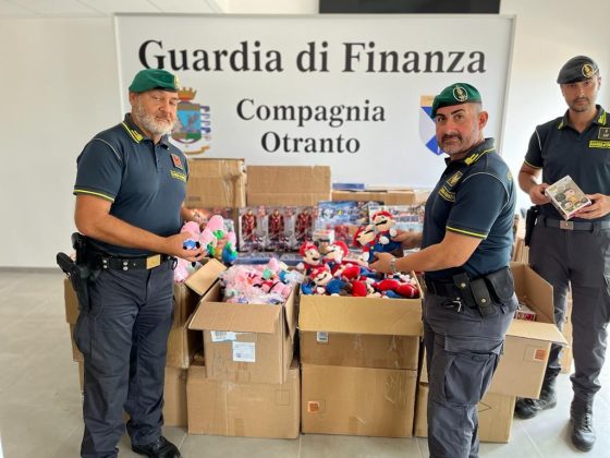 Sugli scaffali AirPods, peluches e giochi contraffatti: due denunce e maxi sequestro a Lecce - Corriere Salentino