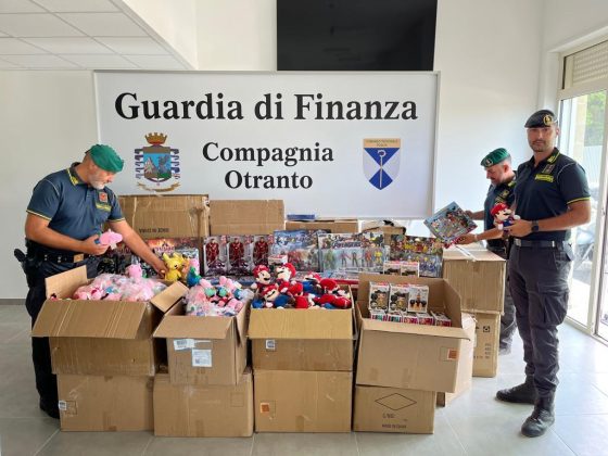 Sugli scaffali AirPods, peluches e giochi contraffatti: due denunce e maxi sequestro a Lecce - Corriere Salentino