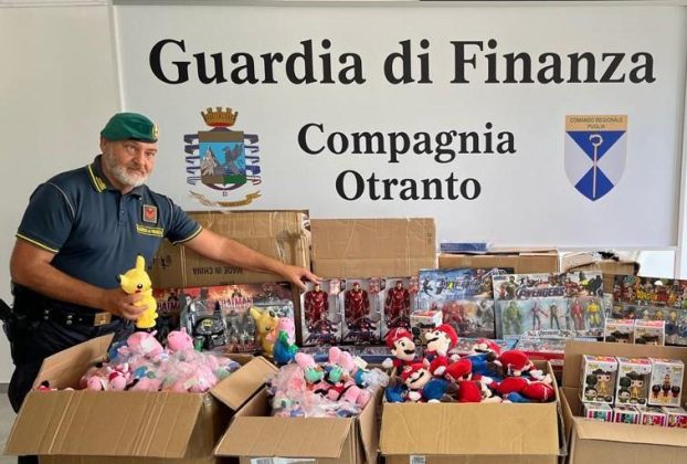 Sugli scaffali AirPods, peluches e giochi contraffatti: due denunce e maxi sequestro a Lecce - Corriere Salentino