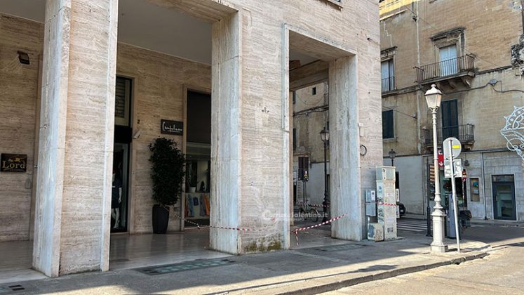 Ancora cedimenti dal Palazzo Ina, cadono pezzi di solaio e laterizi in pieno centro a Lecce - Corriere Salentino