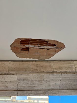 Ancora cedimenti dal Palazzo Ina, cadono pezzi di solaio e laterizi in pieno centro a Lecce - Corriere Salentino