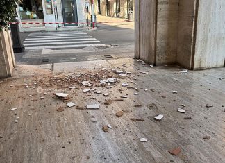 Ancora cedimenti dal Palazzo Ina, cadono pezzi di solaio e laterizi in pieno centro a Lecce