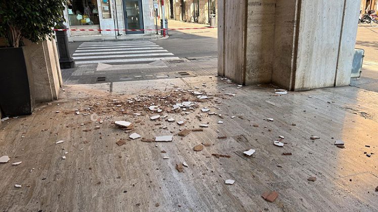 Ancora cedimenti dal Palazzo Ina, cadono pezzi di solaio e laterizi in pieno centro a Lecce - Corriere Salentino