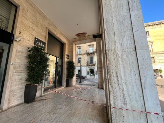 Ancora cedimenti dal Palazzo Ina, cadono pezzi di solaio e laterizi in pieno centro a Lecce - Corriere Salentino