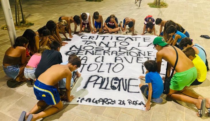 Vietato giocare a palla in piazza, i bimbi protestano e si incollano agli smartphone: “Prometto un campo, ma per l’anno prossimo” - Corriere Salentino