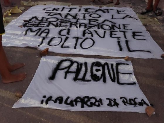 Vietato giocare a palla in piazza, i bimbi protestano e si incollano agli smartphone: “Prometto un campo, ma per l’anno prossimo” - Corriere Salentino