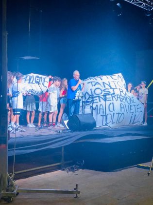 Vietato giocare a palla in piazza, i bimbi protestano e si incollano agli smartphone: “Prometto un campo, ma per l’anno prossimo” - Corriere Salentino