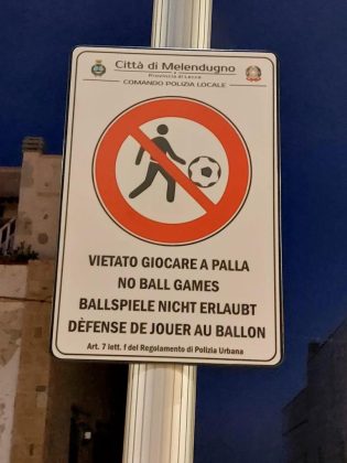 Vietato giocare a palla in piazza, i bimbi protestano e si incollano agli smartphone: “Prometto un campo, ma per l’anno prossimo” - Corriere Salentino
