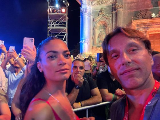 Notte della Taranta con i nuovi volti del pop, da Madame a Stromae, fino a Pericolo. Elodie energia pura. Samuele Bersani canta in dialetto: “Cazziato per la zeta” - Corriere Salentino