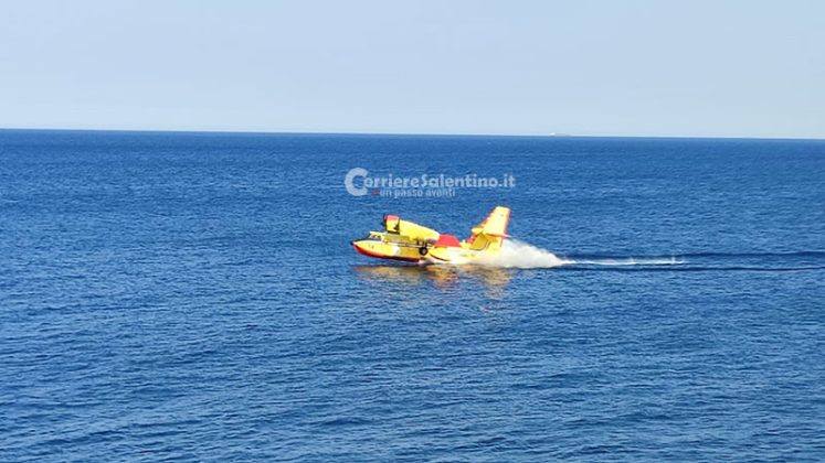 Inferno di fuoco nel Basso Salento: fiamme raggiungono il parco. Evacuate abitazioni, intervengono canadair - Corriere Salentino