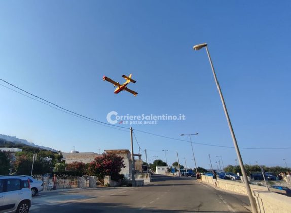 Inferno di fuoco nel Basso Salento: fiamme raggiungono il parco. Evacuate abitazioni, intervengono canadair - Corriere Salentino