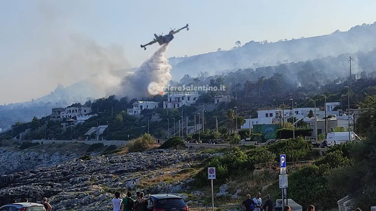 Inferno di fuoco nel Basso Salento: fiamme raggiungono il parco. Evacuate abitazioni, intervengono canadair - Corriere Salentino